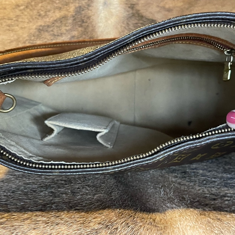 LOUIS VUITTON Looping GM Shoulder Bag - Picture 2 of 6